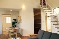 勾配天井のある平屋の家